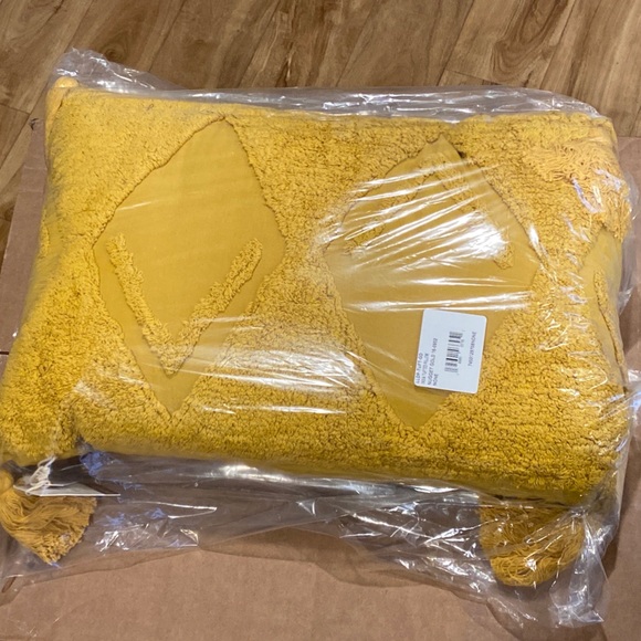 ARTISAN 34 Tufted Tassel Throw Pillow Nugget Gold 16” X 24” - Picture 10 of 10